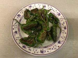 Pimientos de Padron ready to be served (© cadwu)