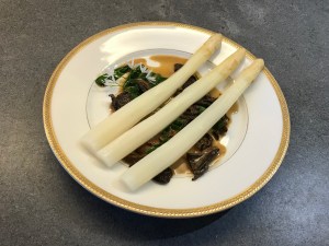 White Asparagus with Morels and Ramson © cadwu