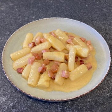 Asparagus à la Carbonara ©cadwu with pancetta and a very cream sauce, made with eggs and parmesan cheese.