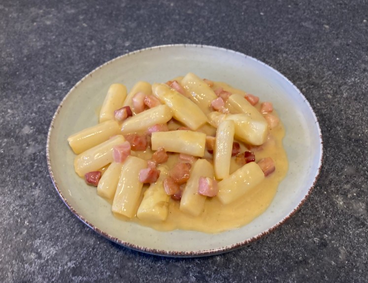 Asparagus à la Carbonara ©cadwu with pancetta and a very cream sauce, made with eggs and parmesan cheese.