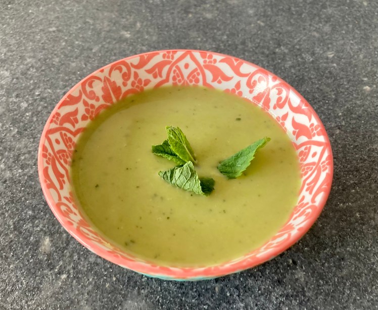 Pea and Mint Soup ©cadwu with lemon juice, vegetable stock, shallot, garlic and cream, to be served cold
