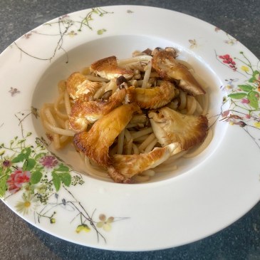 Shiitake and Lion's Mane with Udon ©cadwu made with ginger, soy sauce, dashi, mirin and sesame oil