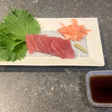 Tentsuyu ©cadwu served with sashimi of tuna, shiso leaves, wasabi and pickled ginger